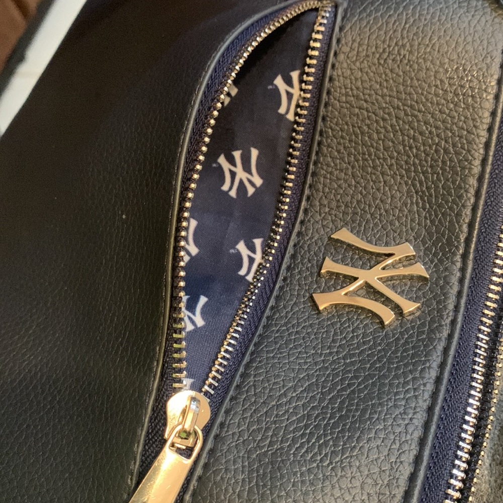 Navy Blue New York Yankees Women’s Purse; Pocket Book Bag Handbag 9”w x 7”H NWOT - Picture 9 of 9